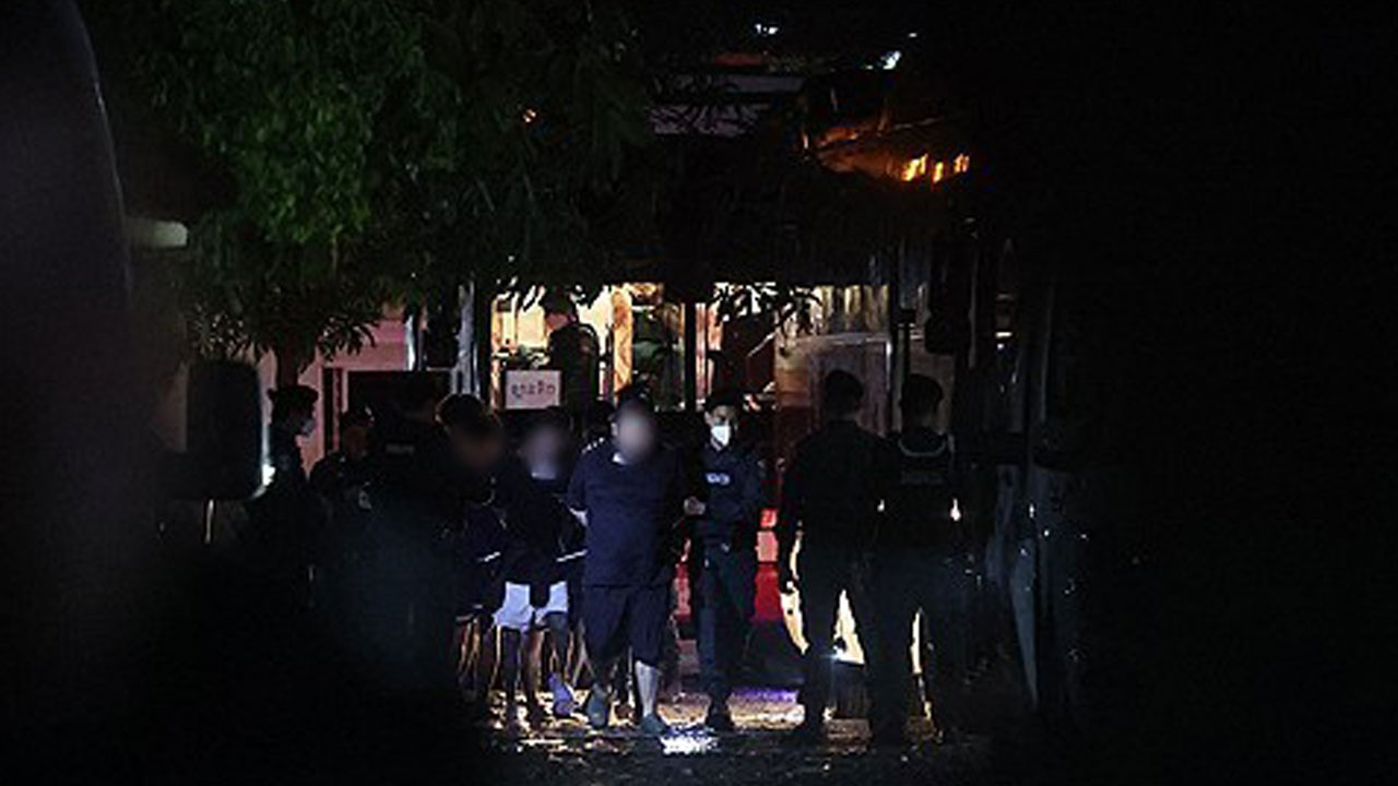 '캄보디아 구금' 한국인 64명 송환용 전세기, 프놈펜 도착