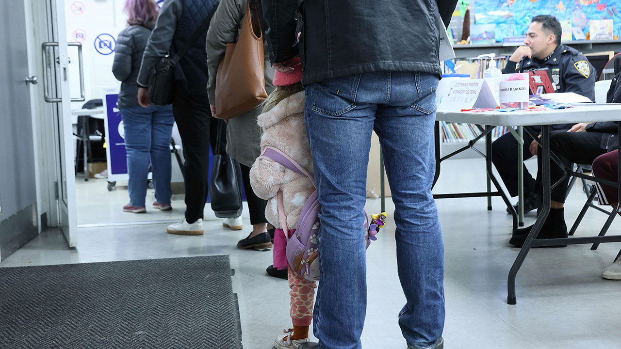 뉴욕 투표 현장에 길게 늘어선 유권자