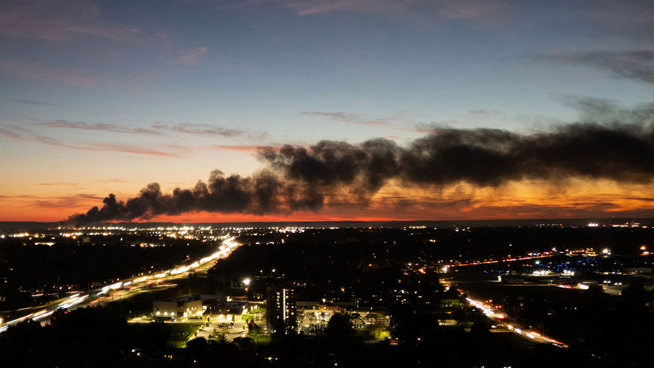미국 화물기 추락 사망 11명으로 늘어‥이륙 직후 엔진 떨어져 나가