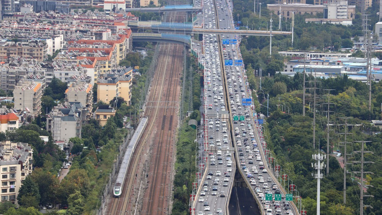 中서 열차에 치여 작업자 11명 사망‥"10년래 최악 철도사고"