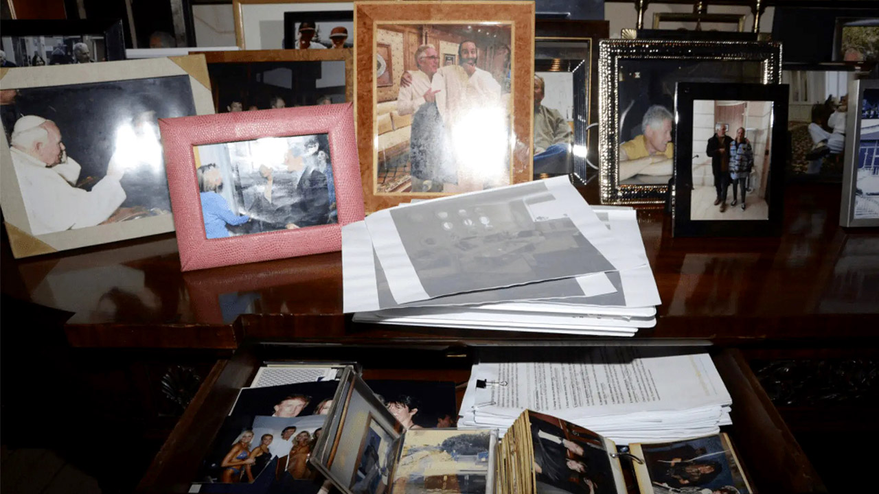 美법무부, 엡스타인 파일 공개했다 트럼프 사진 등 일부 삭제