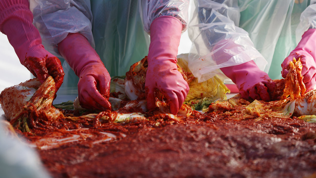 영국 매체, 국내 김치시장 조명‥"반값도 안 되는 중국산에 국산 밀려"