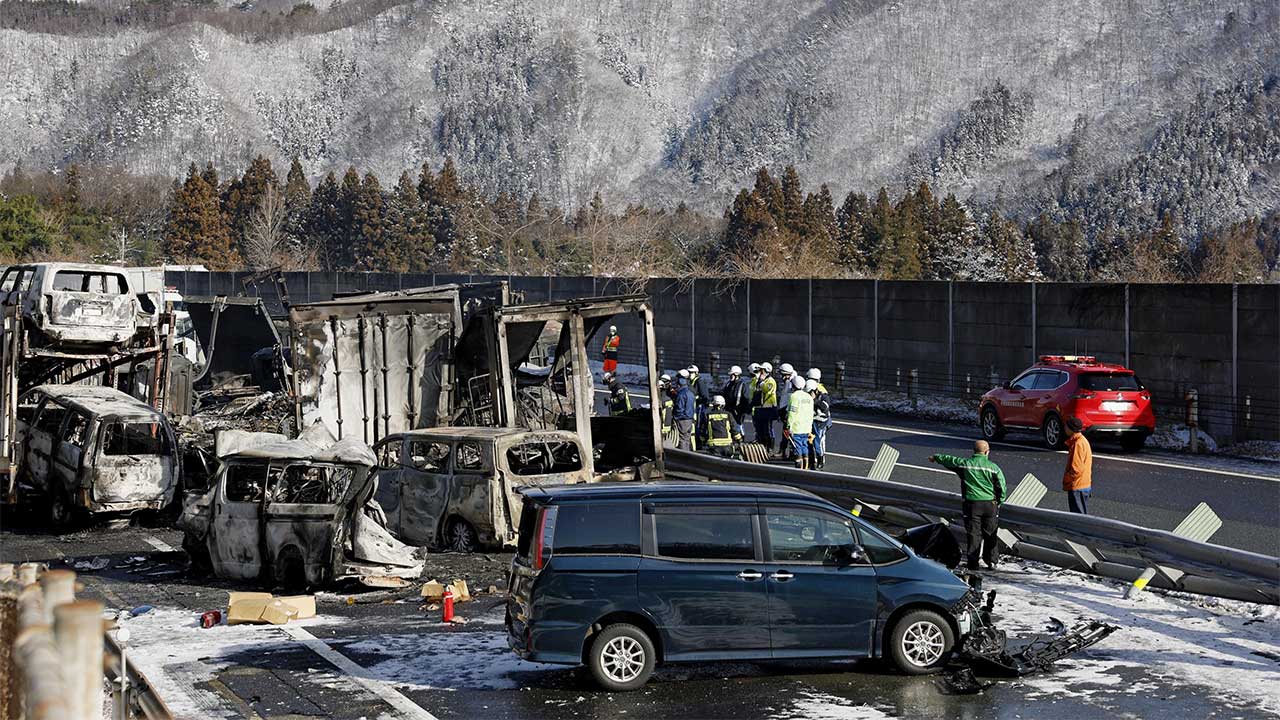 일본 눈길 고속도로서 차량 67대 연쇄 추돌‥2명 사망·26명 부상
