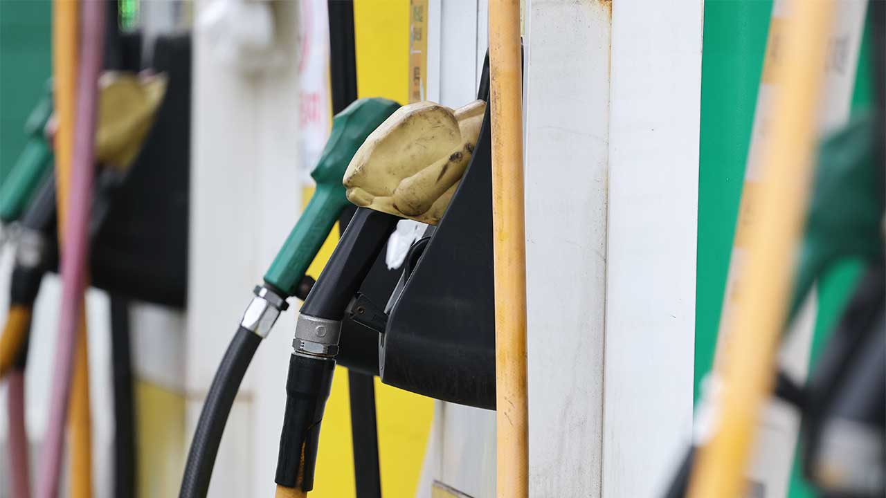 4차 최고가격제 동결 시행 첫날, 전국 평균 경윳값 2천 원 돌파