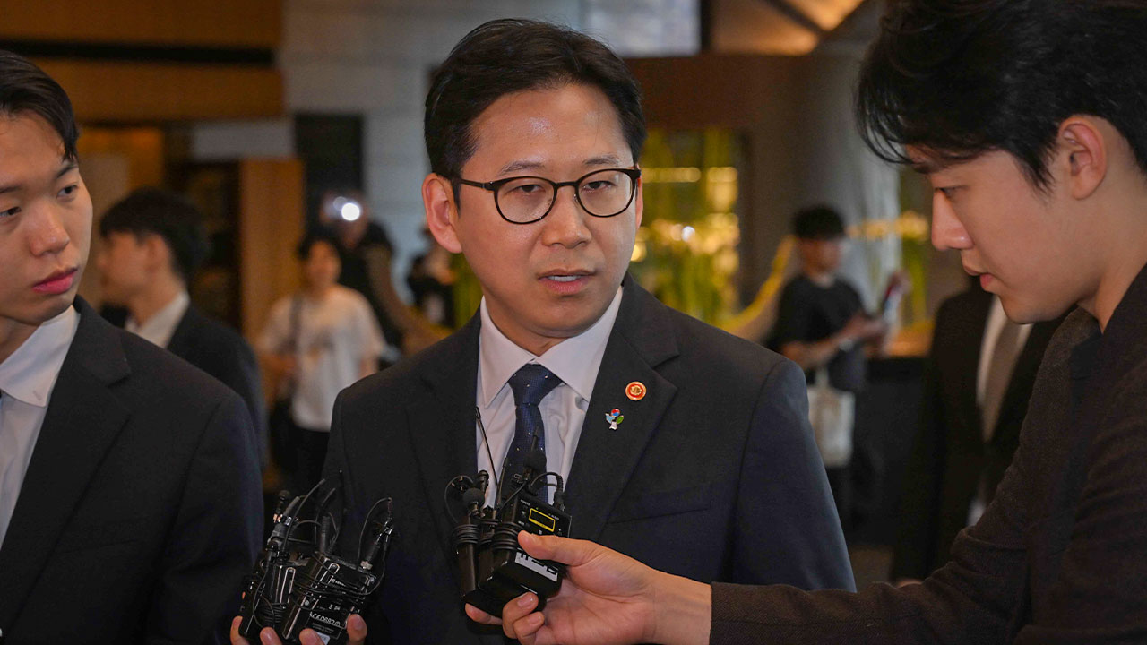 젠슨 황 만난 배경훈 부총리 "한국 피지컬AI 도약 추진"