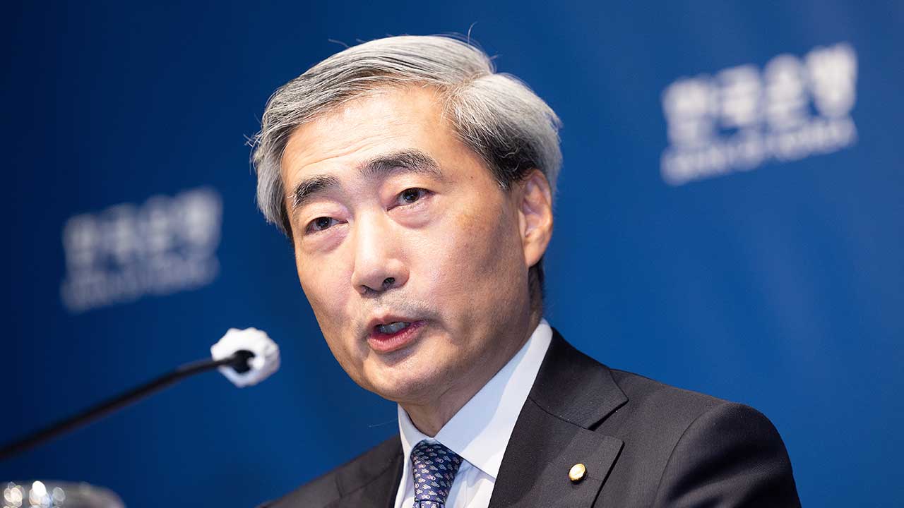 한국은행 총재 "늦지 않게 금리 인상 필요‥부채 부담은 재정 정책으로 해결"