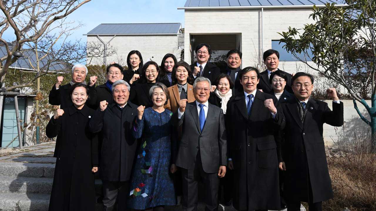 문재인 예방한 조국 "이재명 정부 성공 위한 레드팀 역할 할 것"