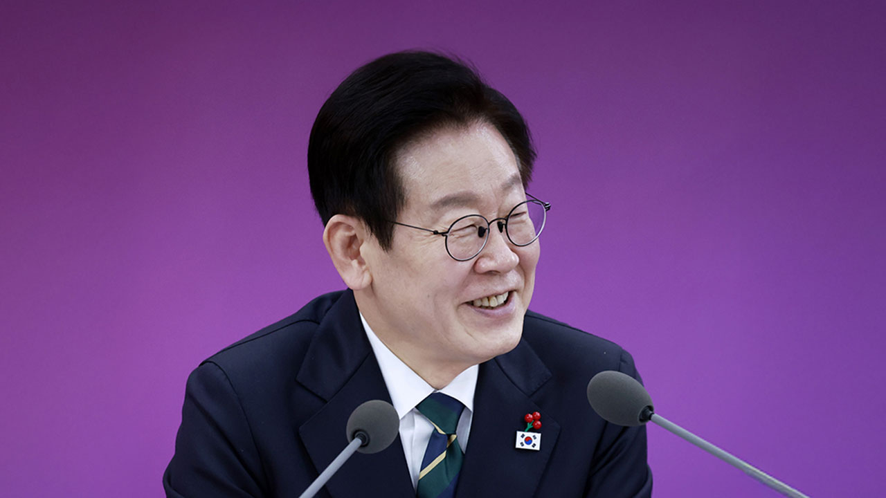 이 대통령 국정 지지율 56.8%, 두 달 만에 최고치‥"외교·경제 성과"