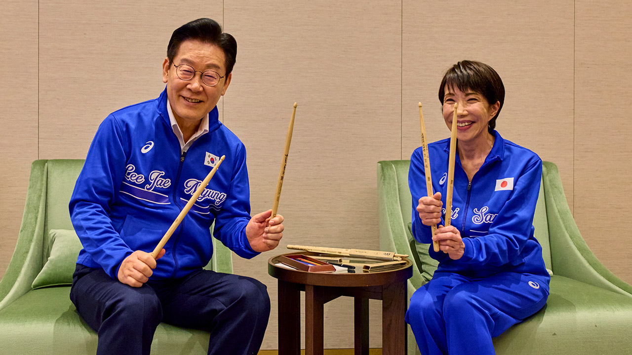 이 대통령, 다카이치에 국산 드럼 세트와 나전칠기 드럼스틱 선물