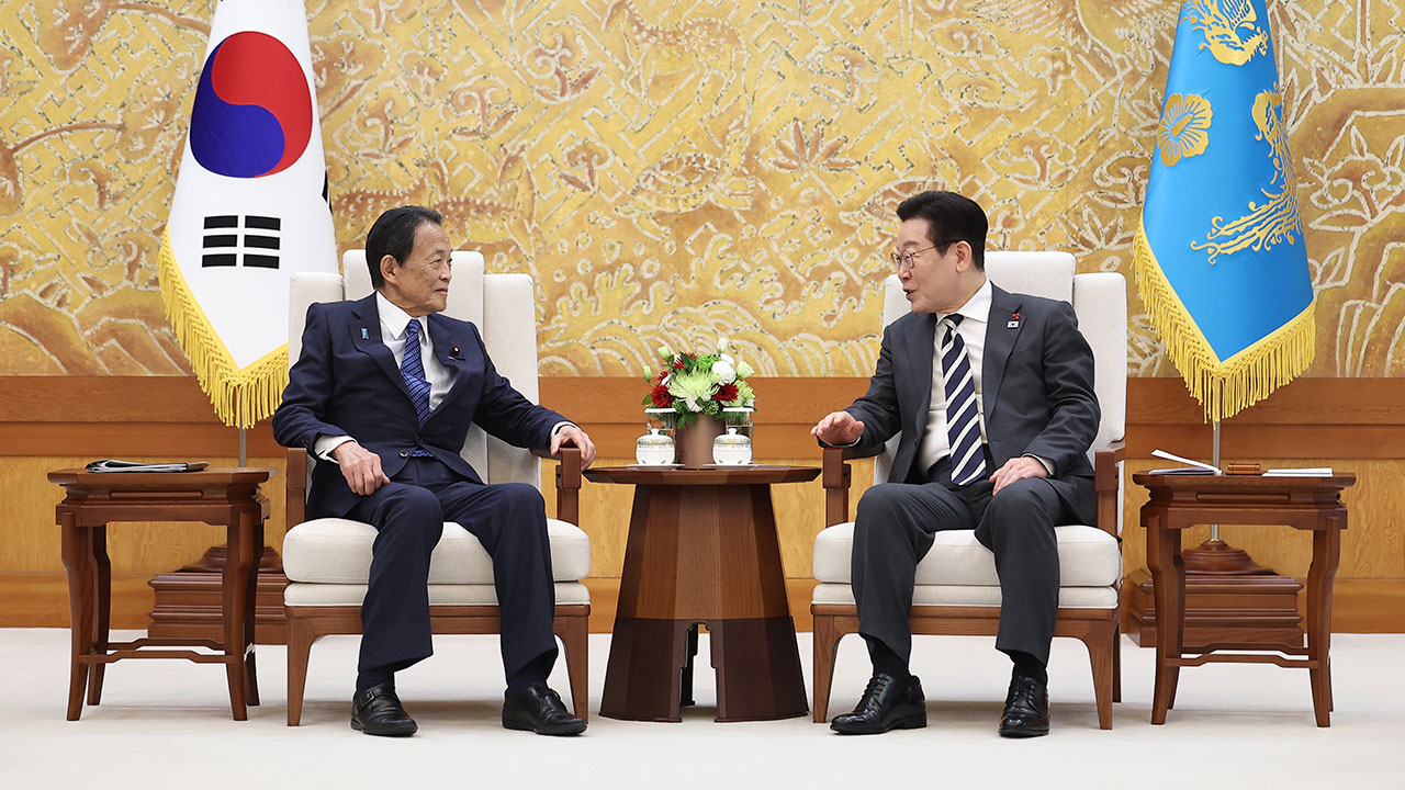 이재명 대통령, 아소 전 일본 총리 만나 "한일, 도움되는 관계돼야"