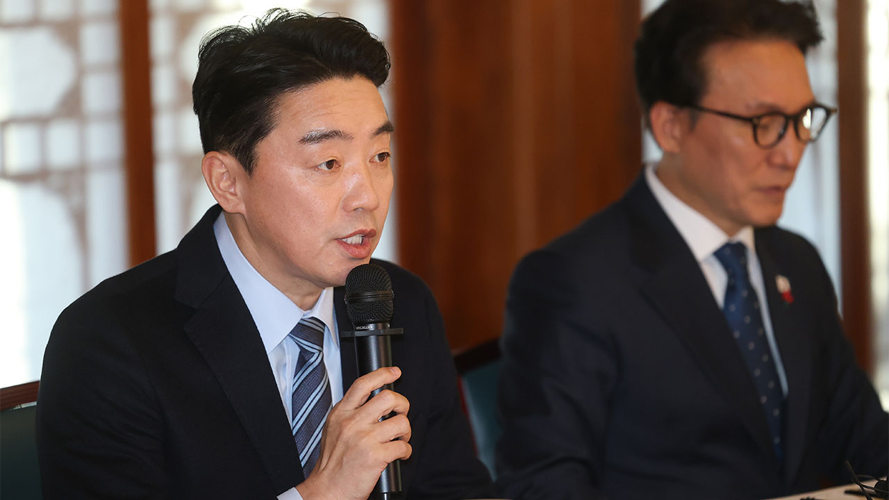 강훈식 비서실장, '교사 문항거래'에 "교육당국 사과해야"