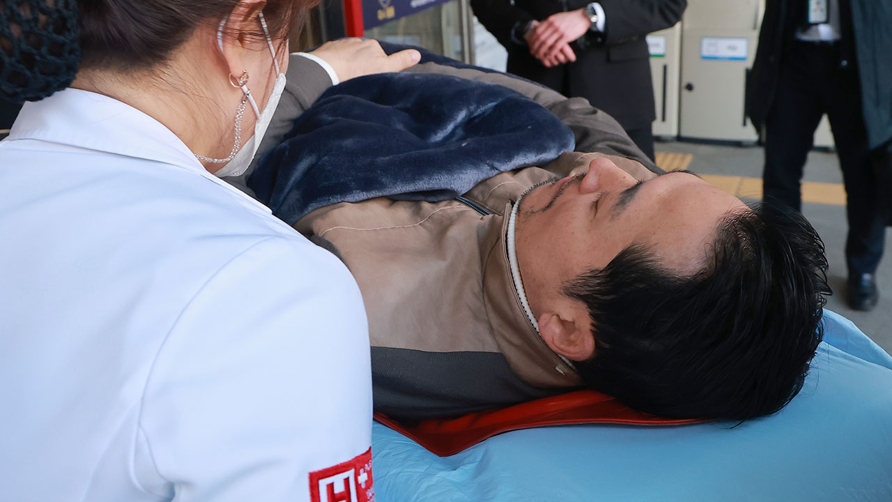 우원식, '쌍특검법' 단식 후 입원한 장동혁 병문안