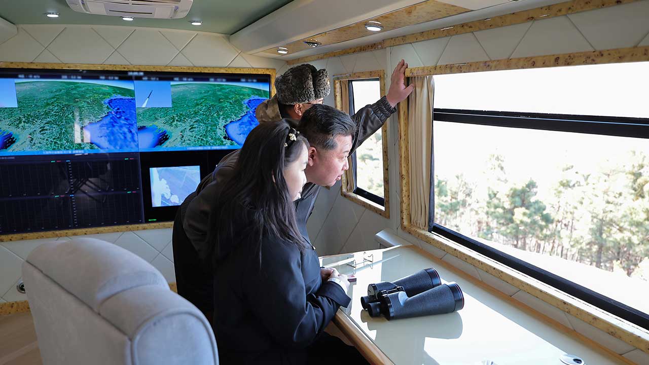 북 "어제 대구경 방사포 시험 사격"‥김정은·김주애 직접 참관