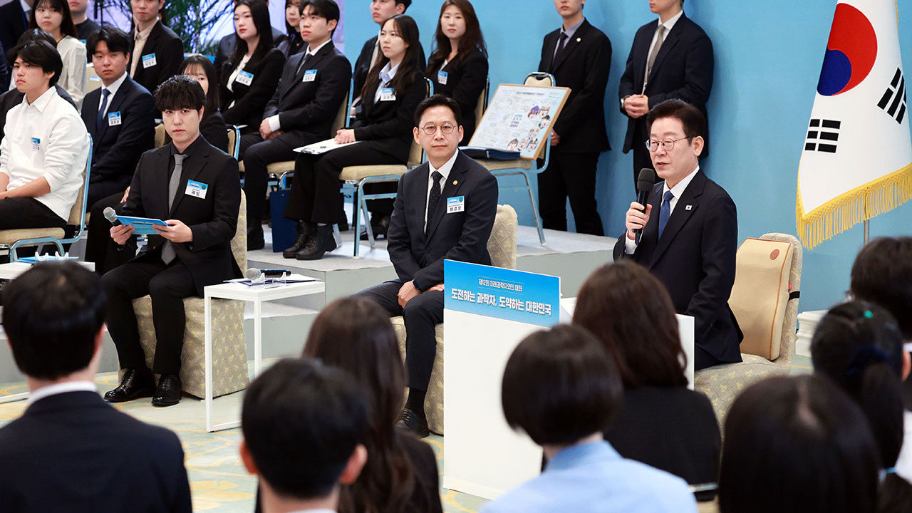 이 대통령, "과학자의 꿈·희망에 대한민국 명운 걸려"‥전폭 지원 약속 