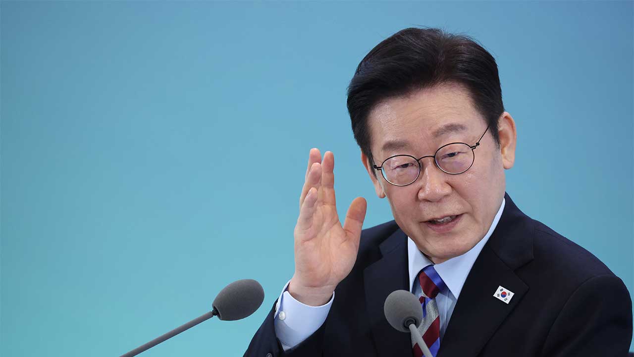 이 대통령 "최저임금이 아니라 적정임금을 받으려면‥노동자들이 단결해야"