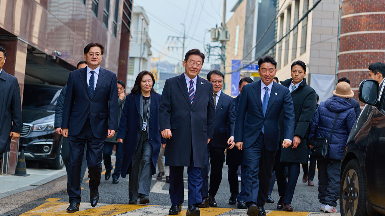 이재명 대통령, 여야 대표 오찬 무산 뒤 삼계탕‥경복궁 방문 시민들과 사진 촬영 