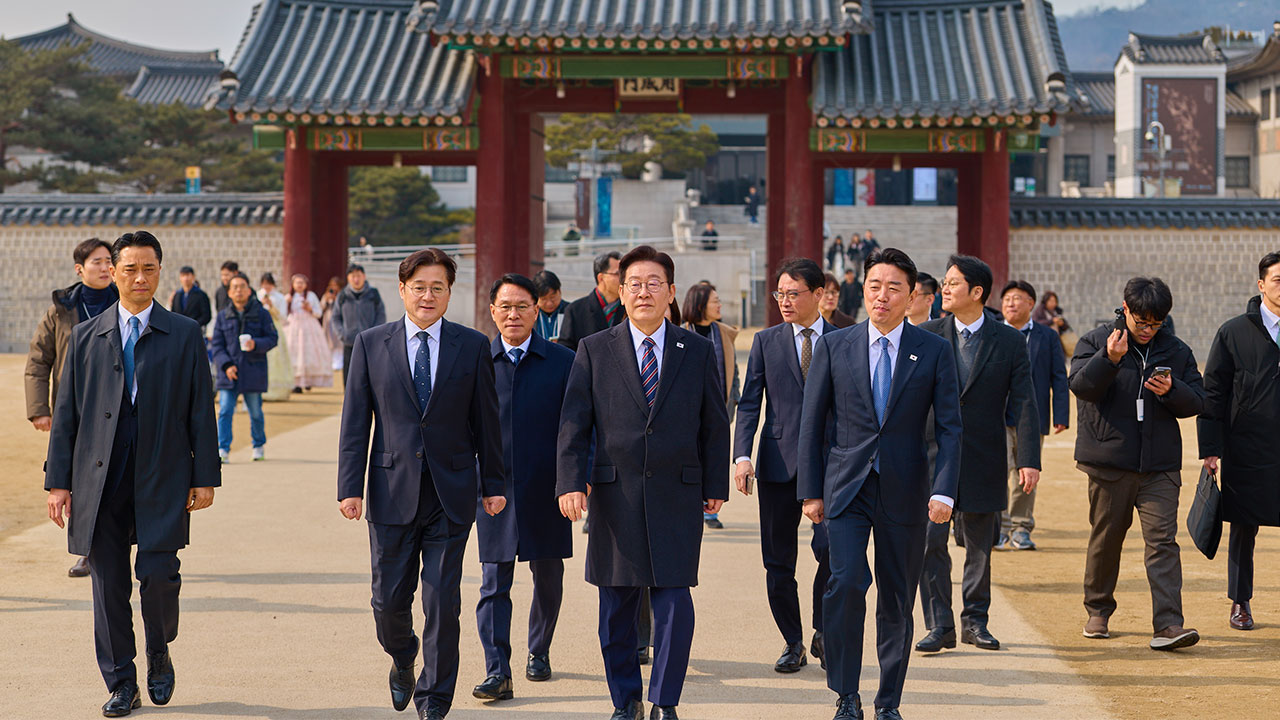 이재명 대통령, 여야 대표 오찬 무산 뒤 삼계탕‥경복궁 방문 시민들과 사진 촬영 