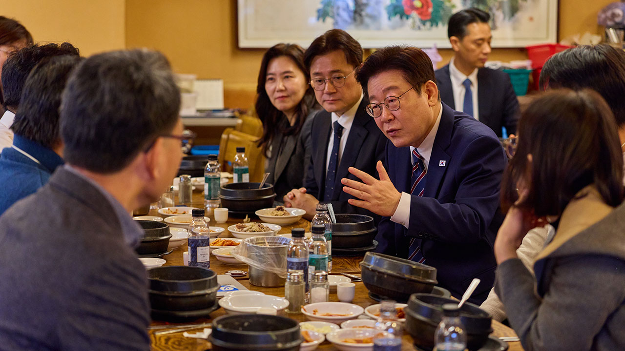 이재명 대통령, 여야 대표 오찬 무산 뒤 삼계탕‥경복궁 방문 시민들과 사진 촬영 