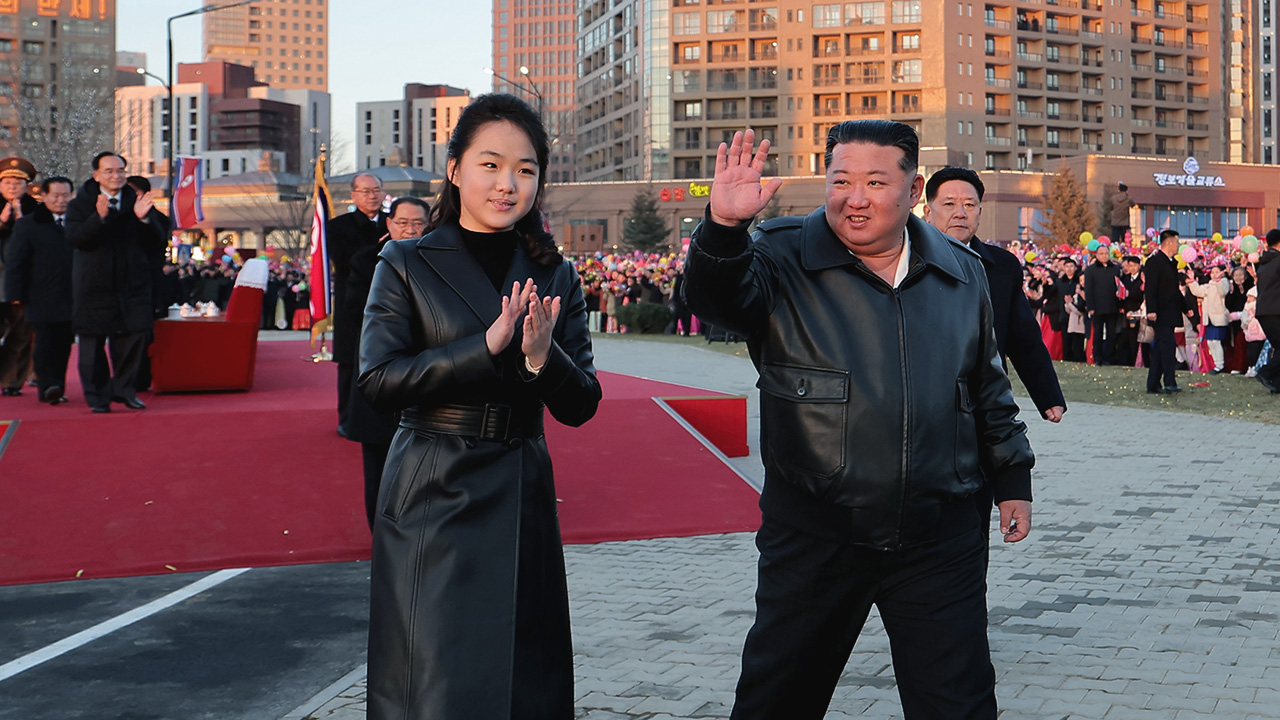 북 '평양 5만세대 건설' 준공식‥김주애 주민들과 이례적 스킨십