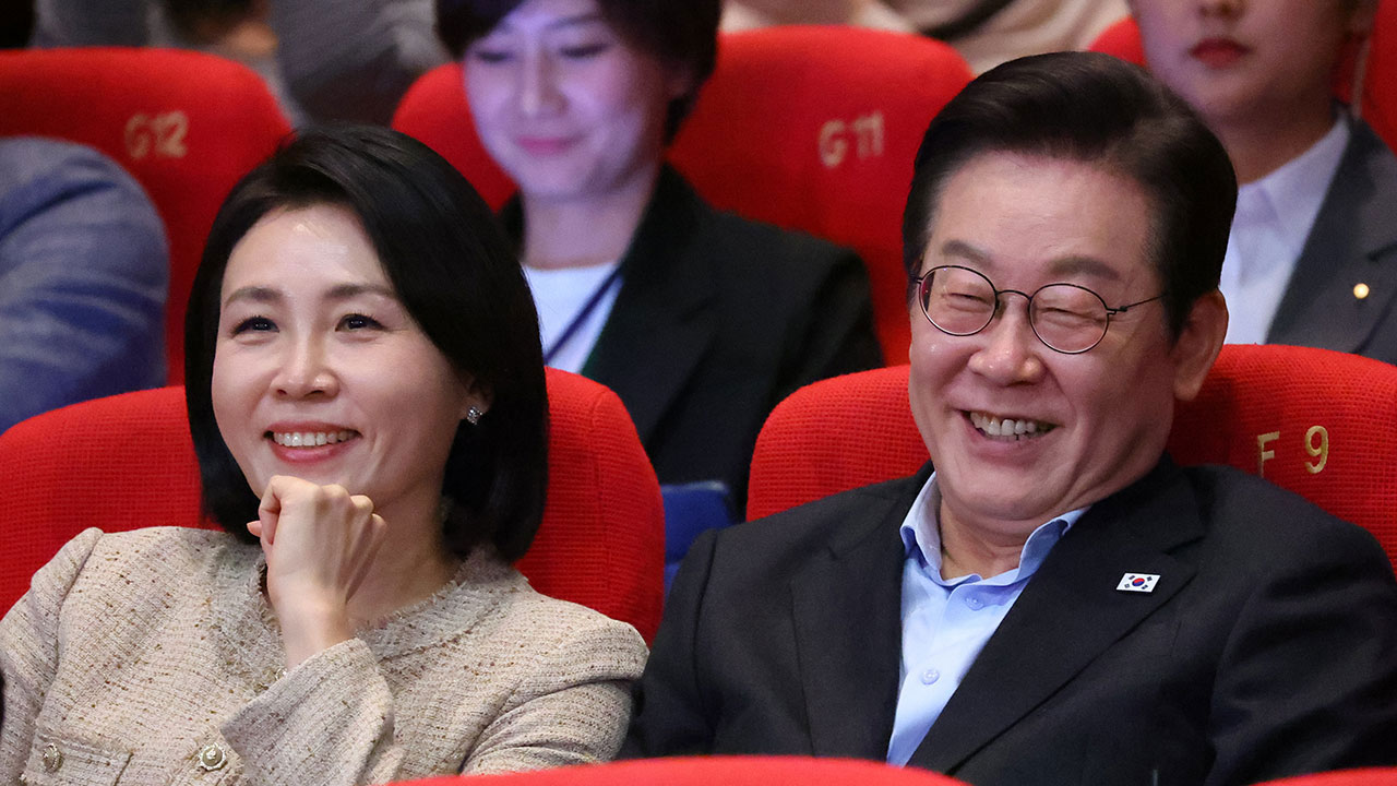 이 대통령, 설날에 "영화보러 왔다"‥김혜경 여사와 '왕사남' 관람