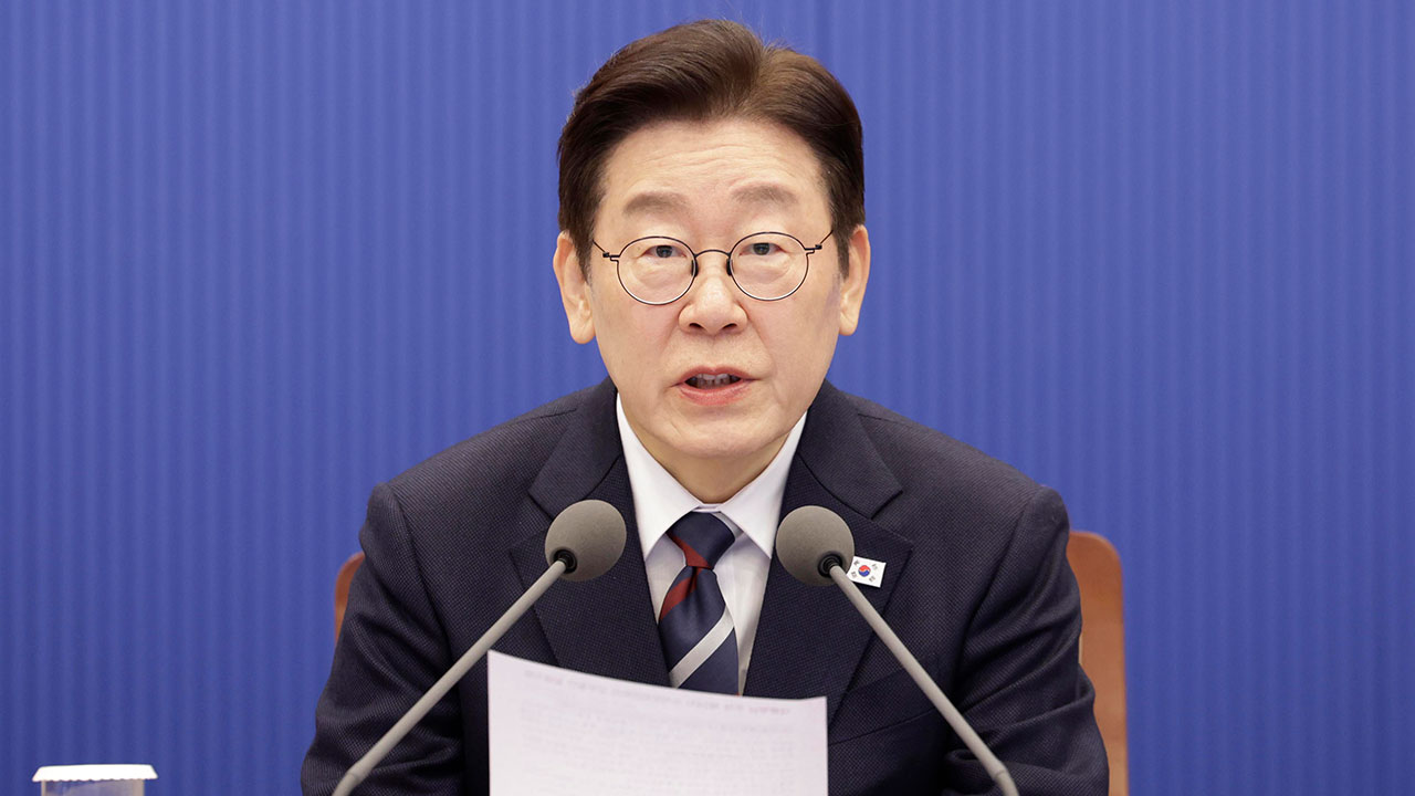 이 대통령 "HMM 곧 부산 이전, 한다면 한다"‥전재수 글 공유