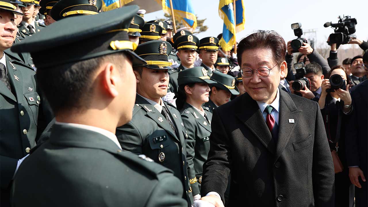 이 대통령 "군, 정치적으로 휘말려 안타까워‥각자 본분 다해야"