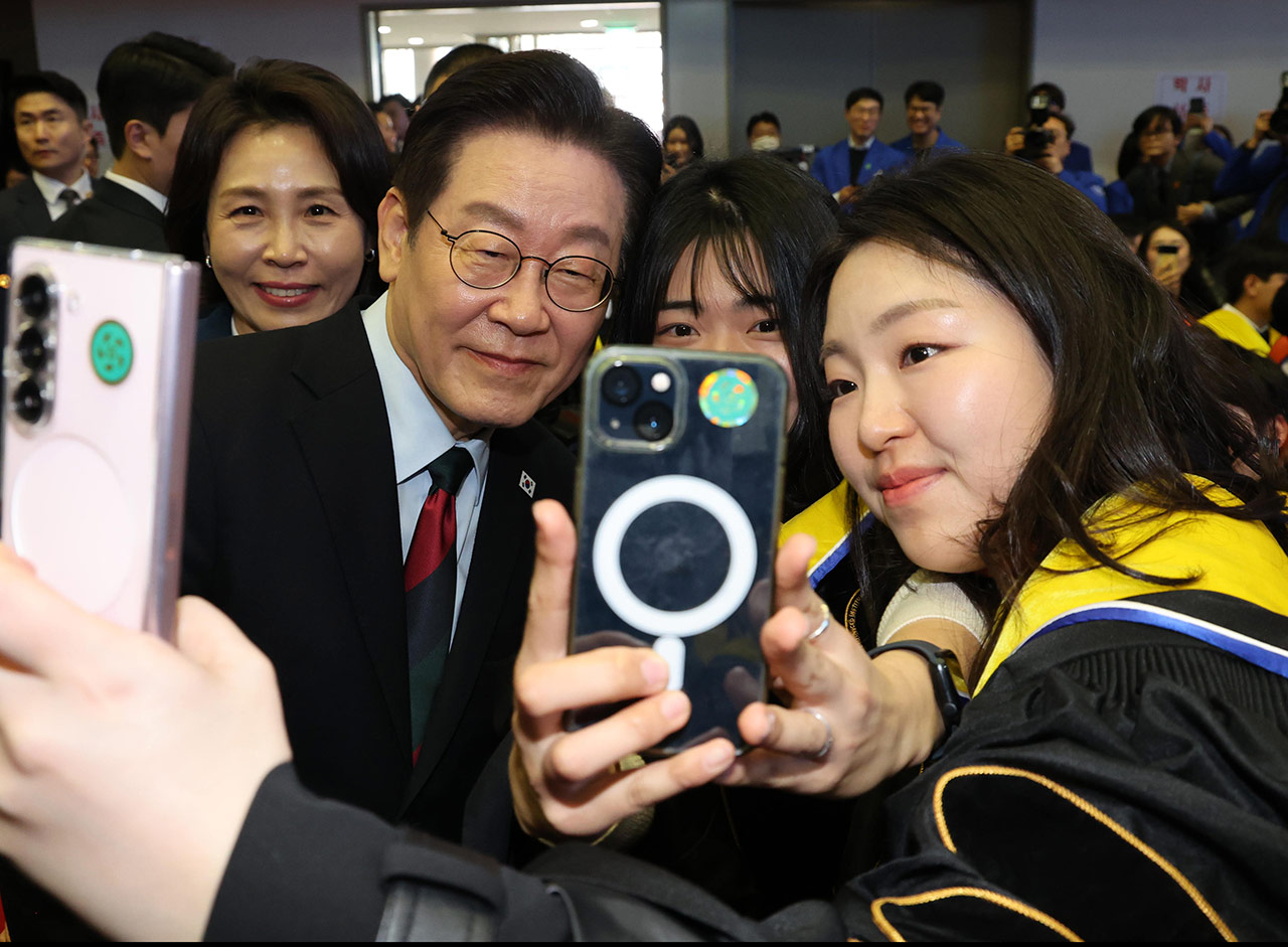 이 대통령, 카이스트 졸업식서 "돈 없어 연구 멈추는 일 없도록 만들 것"