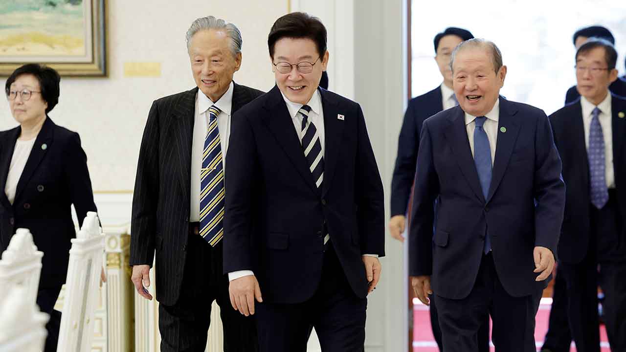 이 대통령, 민주당 상임고문단 청와대 초청 오찬‥"애 써준 민주당에 감사"