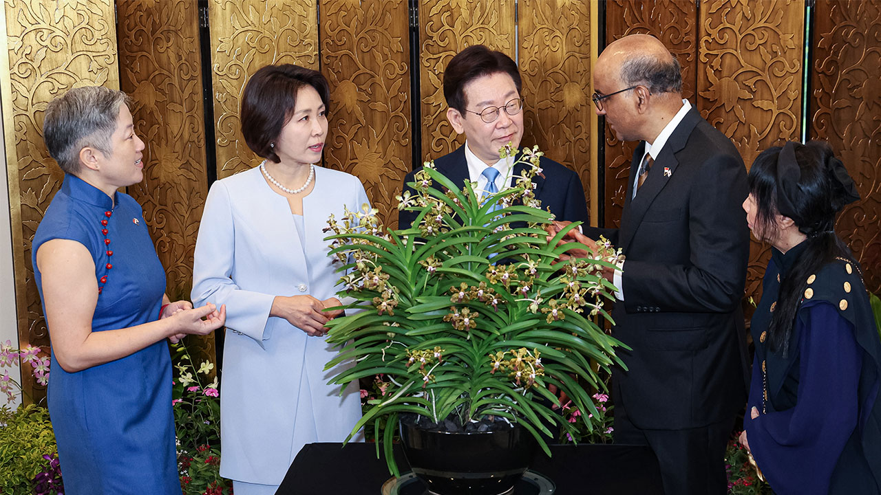이 대통령, '난초 명명식' 참석‥"아름다운 난초에 이름 붙여 영광"