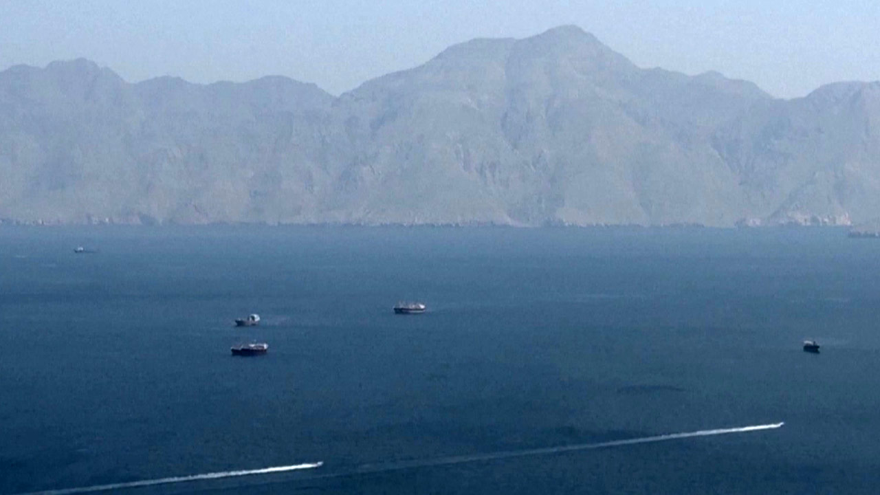 외교부 "호르무즈 해협에 우리 선박 20여 척, 선원 180여 명‥안전한 곳 정박"