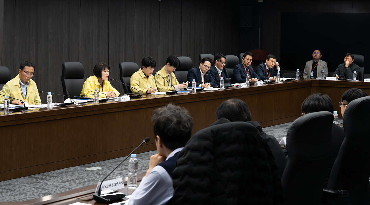 해수부, '호르무즈 고립' 선원 183명 송환 계획 점검