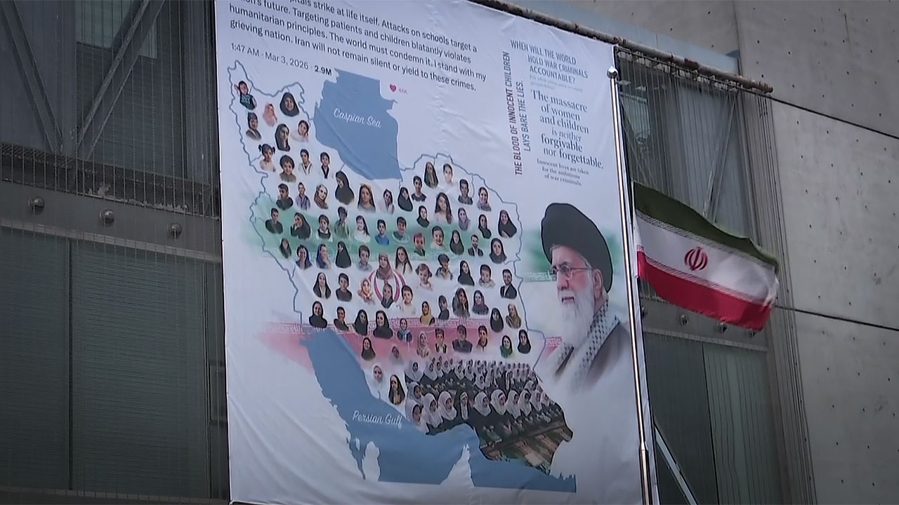 중동 전시 상황에‥주한이란대사관 대형 '하메네이' 현수막