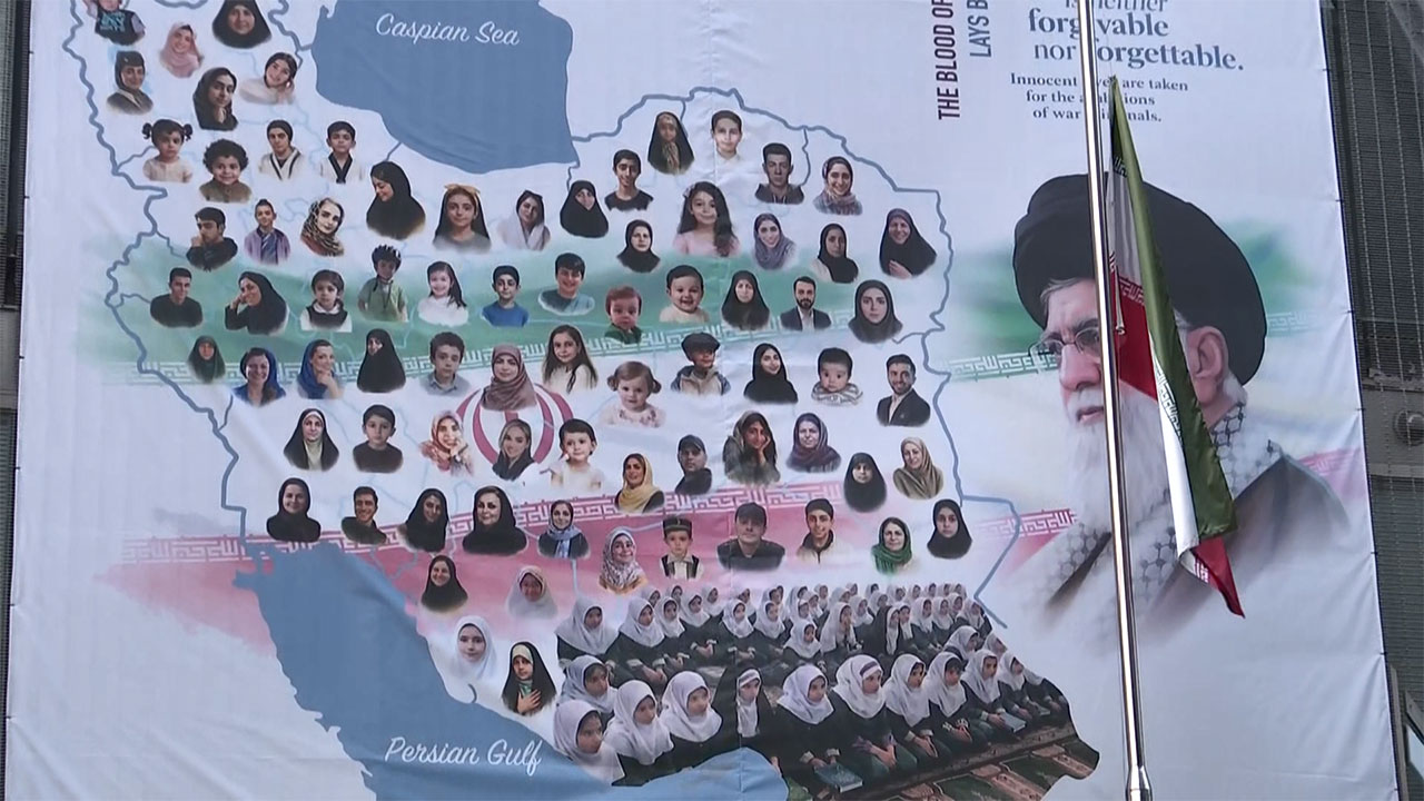 중동 전시 상황에‥주한이란대사관 대형 '하메네이' 현수막