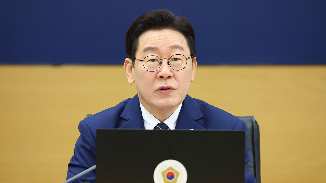 이 대통령 "개헌, 정부가 관심 갖고 진척될 수 있도록 노력해야"