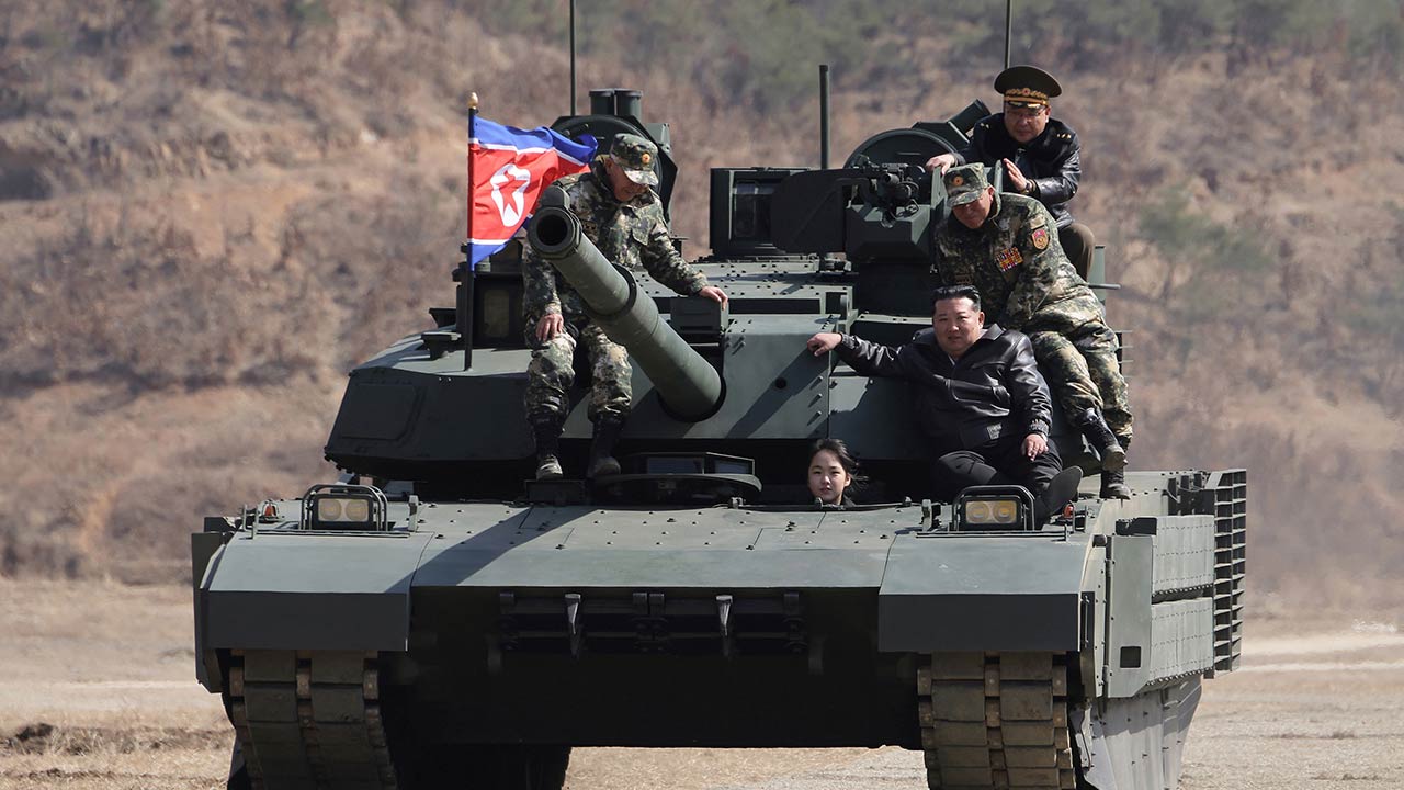 김정은, 신형 탱크 동원 훈련 지도‥"세계에 없는 강한 무기"