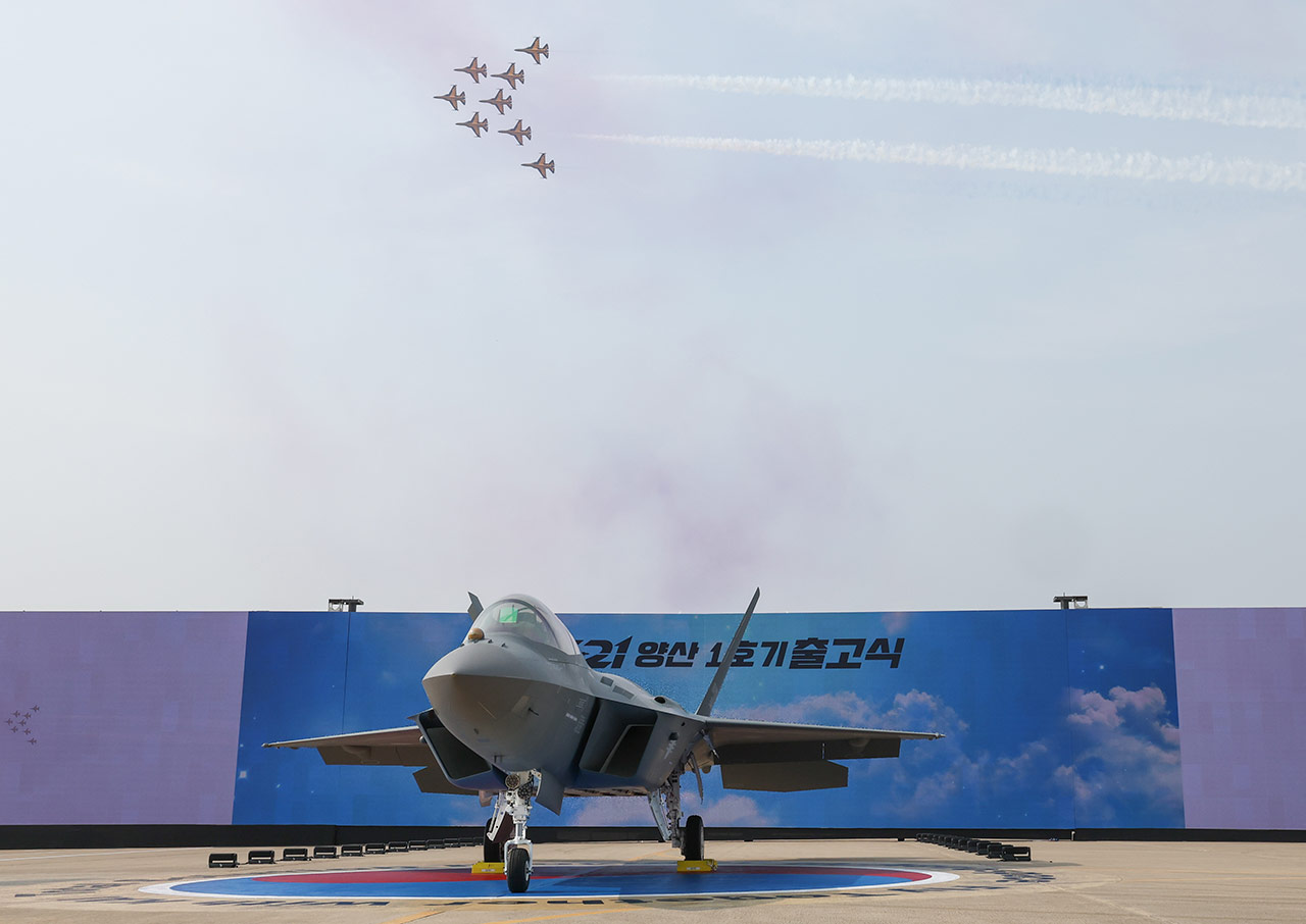 KF-21 양산 1호기 출고, 이 대통령 "자주국방 염원 담아‥방산 4대강국 도약 발판"