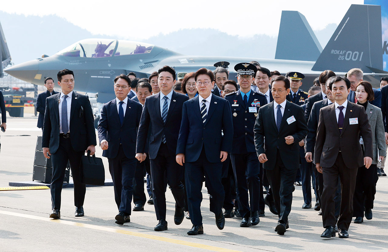 KF-21 양산 1호기 출고, 이 대통령 "자주국방 염원 담아‥방산 4대강국 도약 발판"