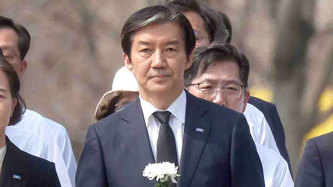 조국, 고 노무현 전 대통령 묘역 참배‥"盧, 검찰청 폐지에 웃음짓고 있을 듯"