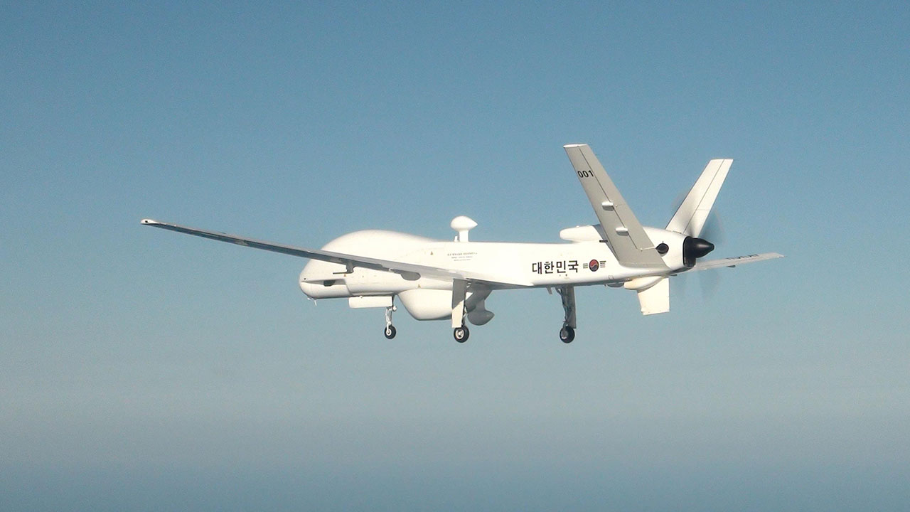 '한국형 리퍼' 중고도 무인정찰기 첫 출고‥10㎞ 상공서 북한 감시