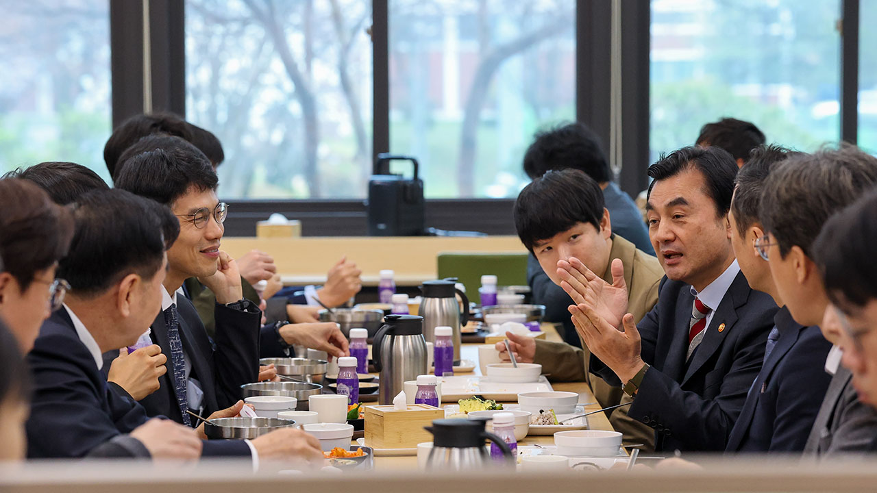 국방과학연구소 찾은 안규백 "자주국방은 연구원 손끝서 시작"