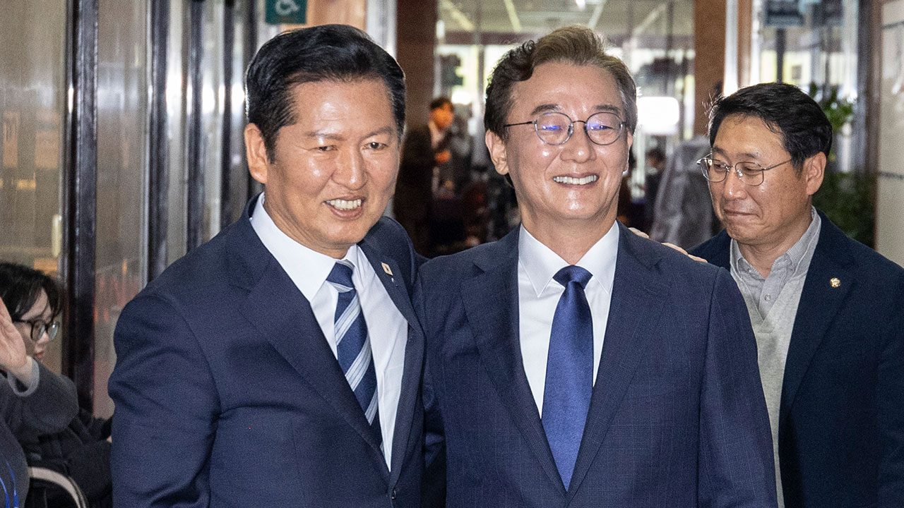 전재수 만난 정청래 "잘 견뎌 고맙다‥부산시장 승리 이끌어주길"