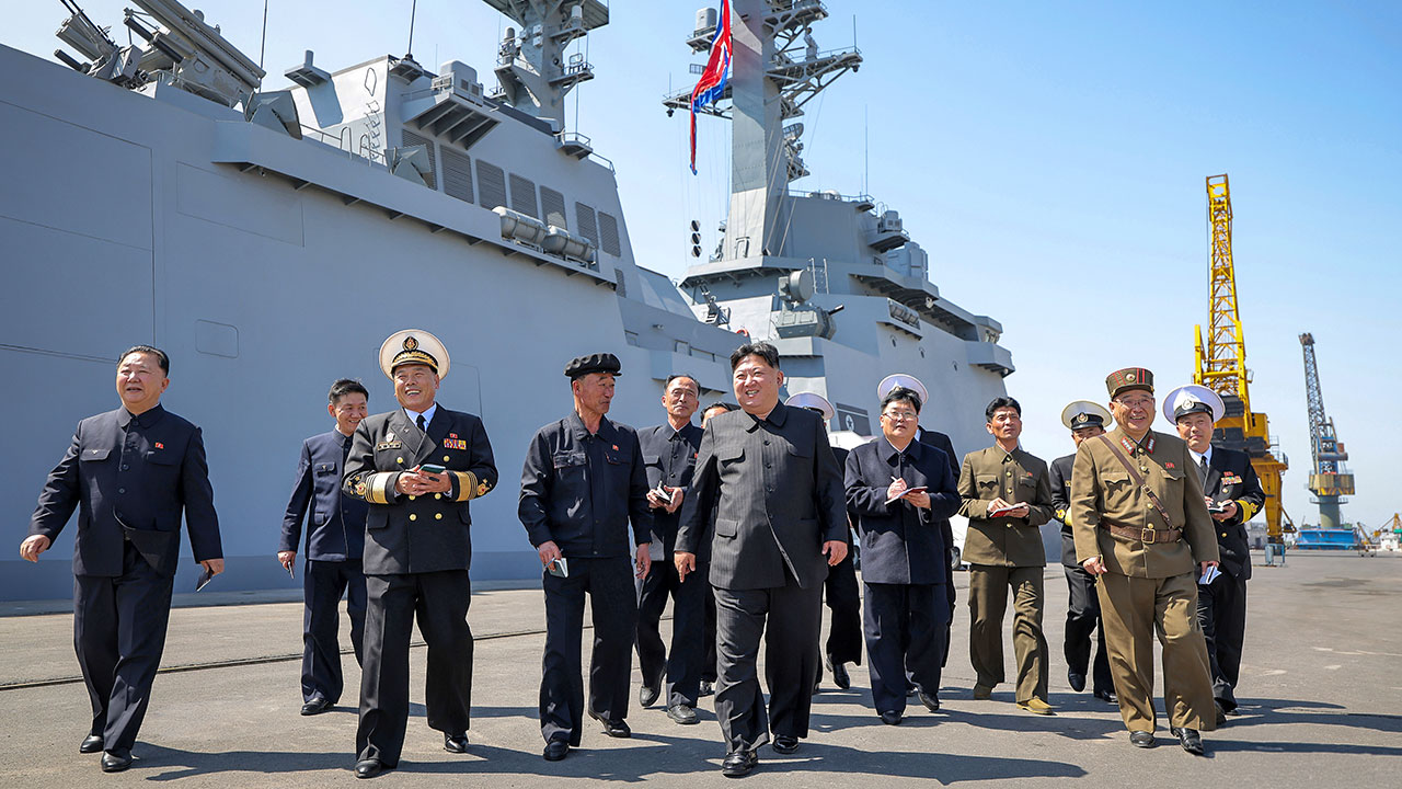 김정은, 구축함 '최현호' 미사일 발사 참관‥"군, 전략적 준비 강화"