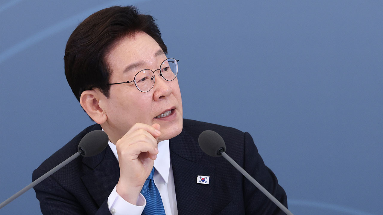 이 대통령 "공직자들 마인드가 나라 운명 결정" 적극 행정 강조