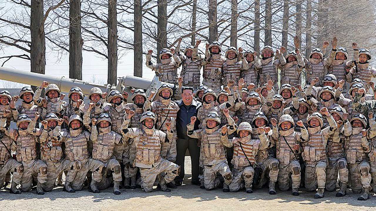 김정은, 김일성 생일에 포사격 경기‥금수산태양궁전 참배는 불참