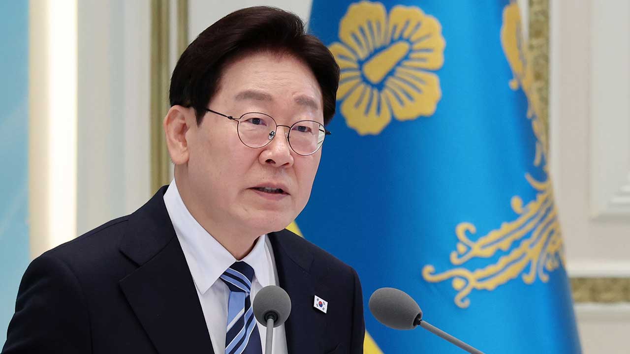 이 대통령 "공직자 역할, 국민 맡긴 일 대행하는 것‥공직자 따라 국가 운명 바뀌어"