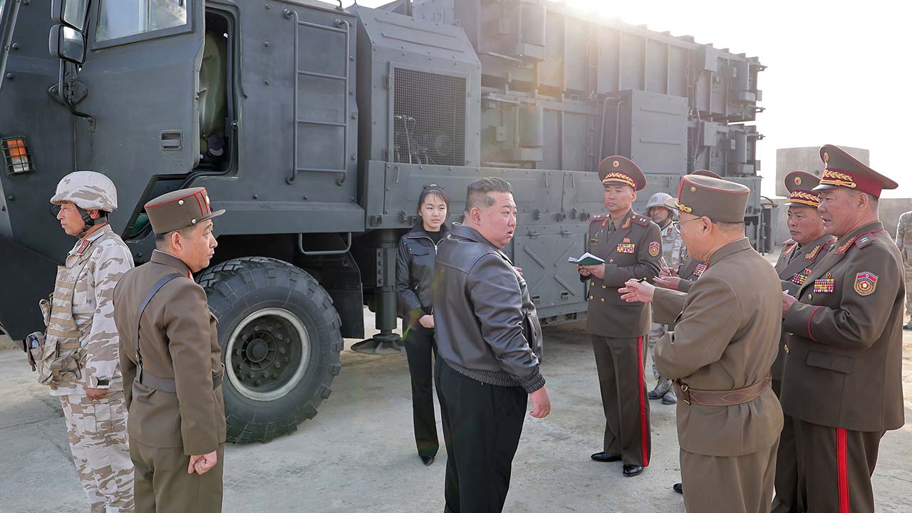 북한, 탄도미사일 집속탄두 시험발사‥김정은, 김주애와 참관