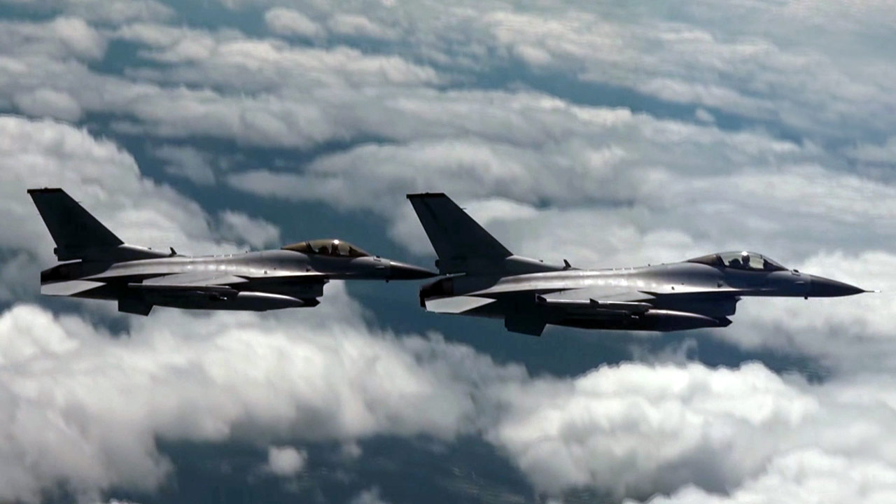 기념 촬영하려다 공군 전투기끼리 충돌‥감사원 "8700만 원 변상해야"