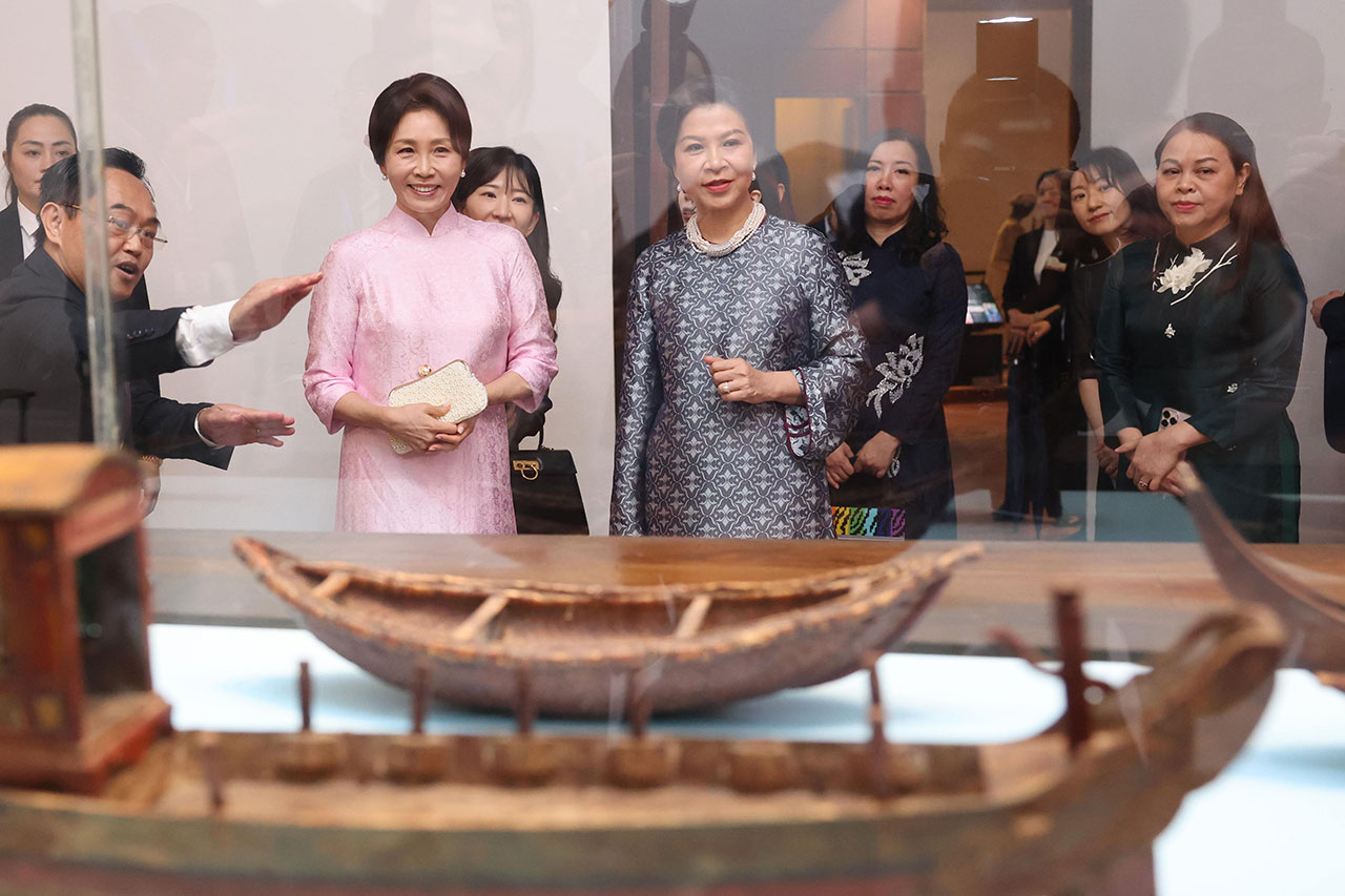 김혜경 여사, 선물 받은 아오자이 입고 베트남서 영부인 외교‥'케데헌' 갓 소개도