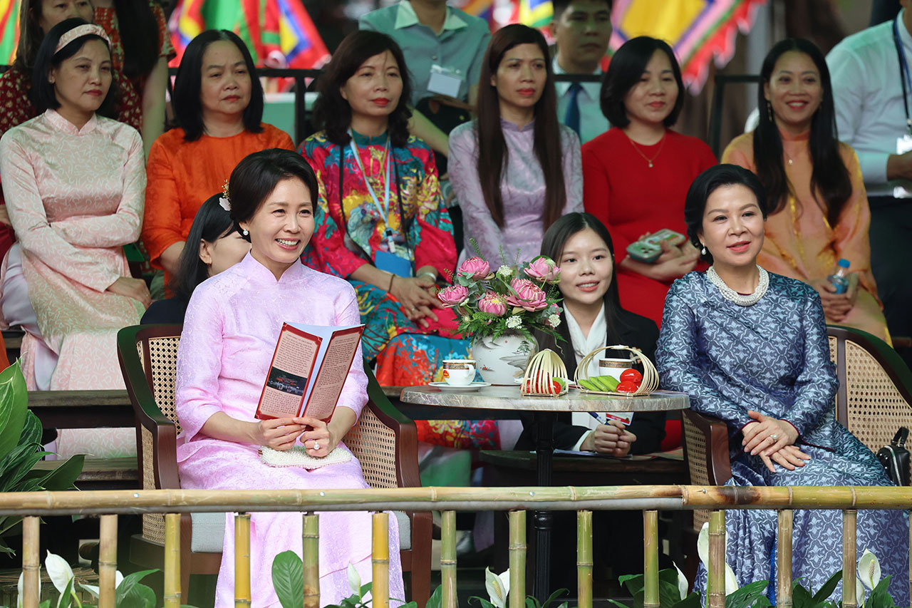 김혜경 여사, 선물 받은 아오자이 입고 베트남서 영부인 외교‥'케데헌' 갓 소개도