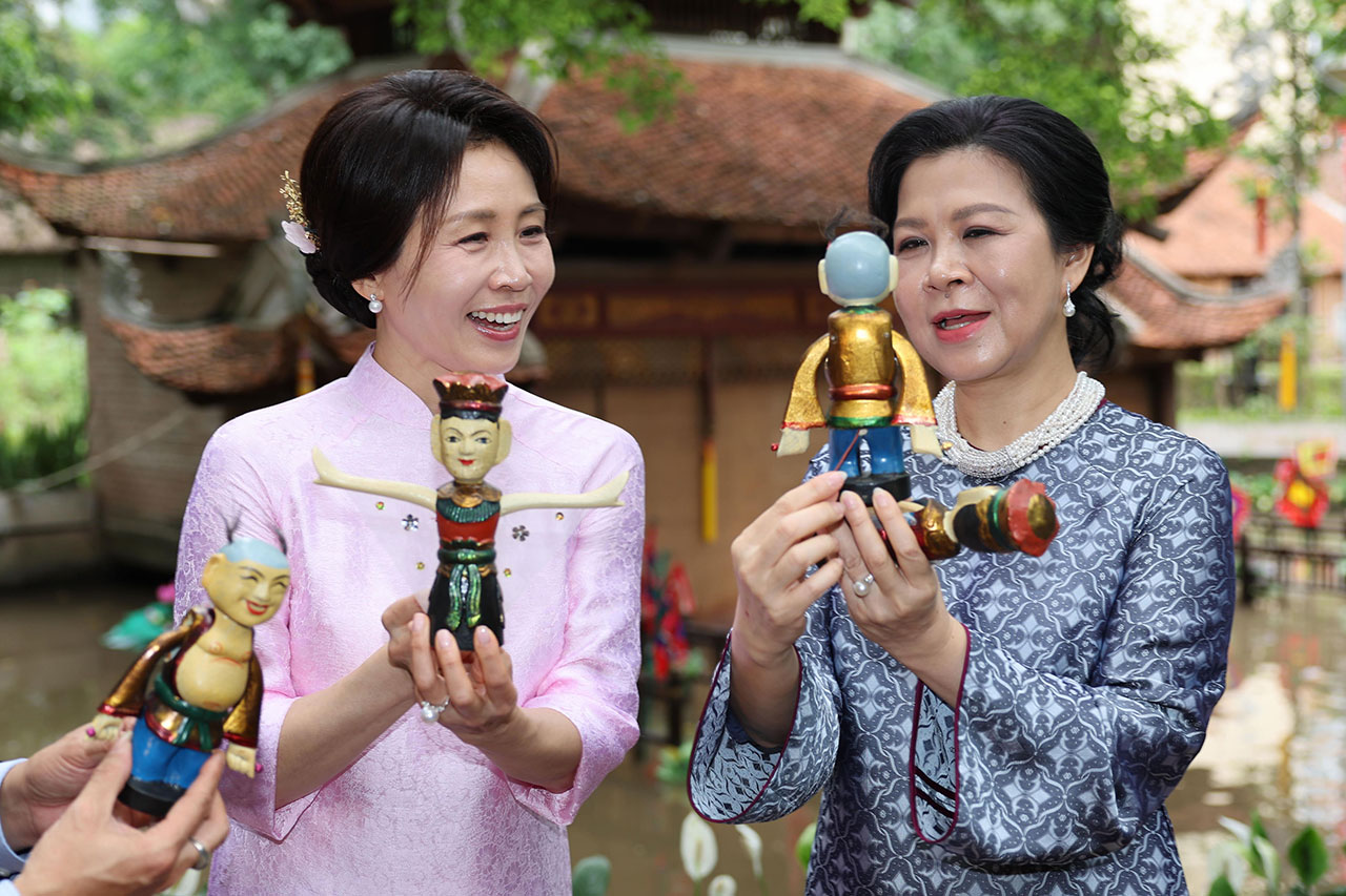 김혜경 여사, 선물 받은 아오자이 입고 베트남서 영부인 외교‥'케데헌' 갓 소개도